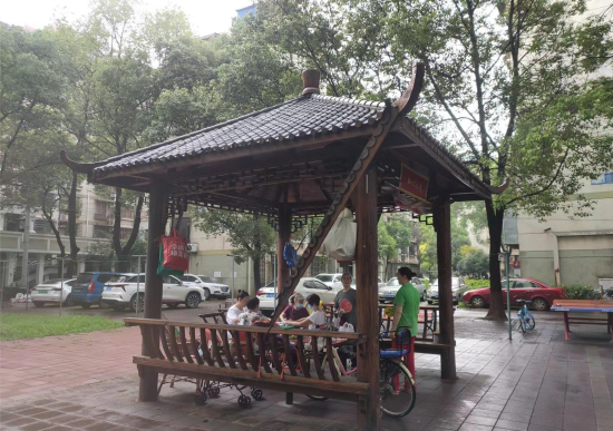 123社區(qū)原木制涼亭破損照_副本.png.png