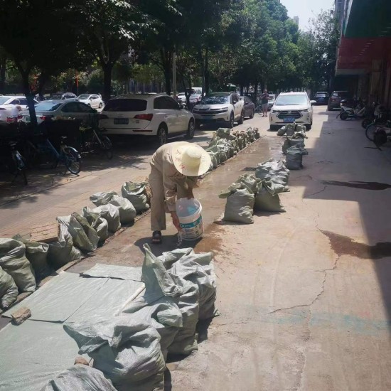 美地家園南門路面破損維修_副本.jpg