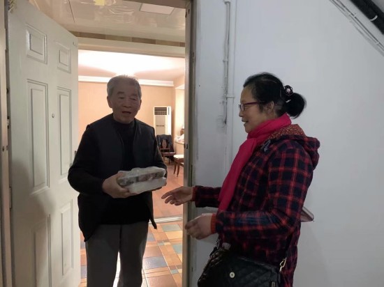 段師傅為姜師傅送餐_副本.jpg