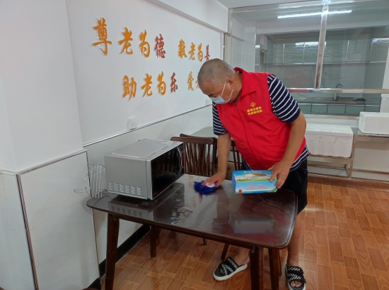 劉武祿師傅打掃配餐點(diǎn)_副本.jpg