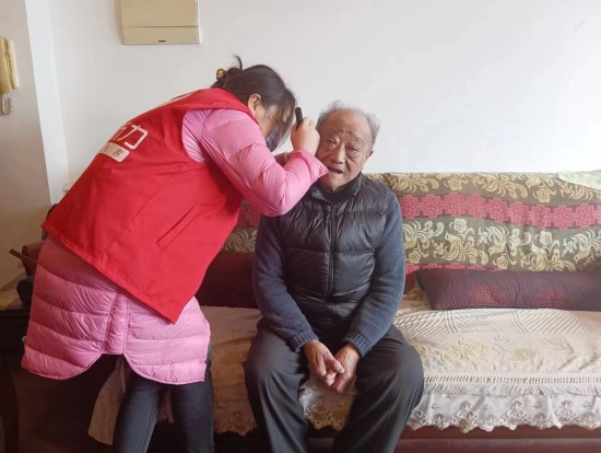 志愿者為老人檢查_副本.jpg